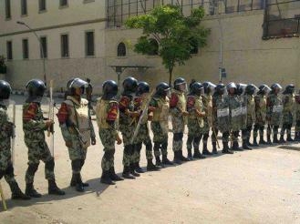 الجيش يغلق شارع الخليفه المأمون أمام المتظاهرين لمنع وصولهم للقصر