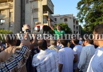 وصول أفواج من المتظاهرين عند القصر وعلى رأسهم أبو حامد