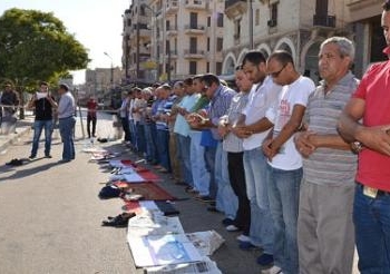 المسلمون يصلون المغرب في حماية الأقباط أمام قصر الرئاسة