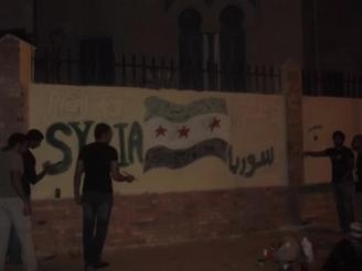السويس تشهد رسم جرافيتى لنصرة الشعب السورى والمطالبة بالإفراج عن