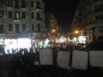 آلاف الثوار يستعيدون ميدان التحرير ويهتفون ” الثوار راجعين والأخوان