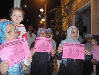 وقفة للباعة الجائلين أمام الوحدة المحلية لمدينة ببني سويف