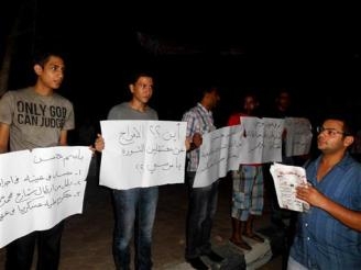 وقفة احتجاجية بالسويس تطالب ” مرسى ” بالإفراج عن الناشط  ” باسم محسن “