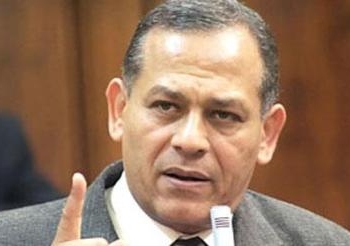 السادات يهدد بالنزول الشارع إذا تلاعب الإخوان بالدستور
