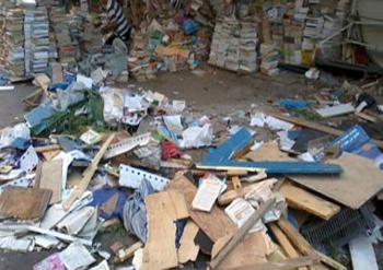 هدم الأكشاك الخشبيةفي سوق الكتب المستعملةبشارع النبي دانيال بالأسكندري
