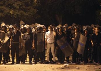 تجدد الاشتباكات في محيط السفارة الأمريكية بالقاهرة