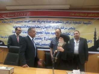 أسقف بني مزار بالمنيا ووفد قبطي يقدمون مبادرة اعتذار لمحافظ المنيا