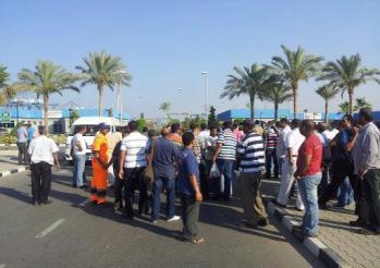 عشرات العاطلين بالمنيا يقطعون الطريق الزراعي احتجاجا علي تدنى الوظائف