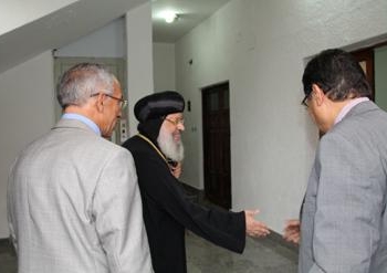محافظ شمال سيناء يلتقى أنبا قزمان واسر رفح لبحث أزمة تهجير المسيحيين