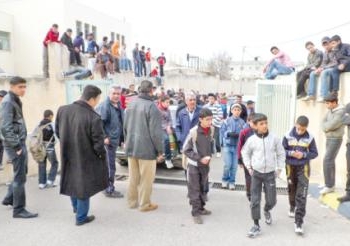 لليوم الثاني: أولياء أمور يمنعون الطلبة والمعلمين من دخول مدرسة