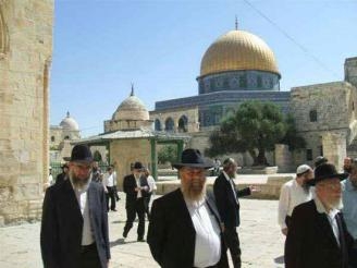 مستوطنون يهود وحاخامات يؤدون شعائر تلمودية في ساحات المسجد الأقصى