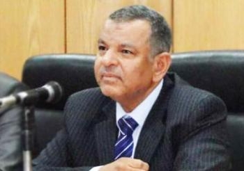 محافظ المنيا  يحرر محضرا لسائق بالطرق والكباري
