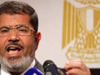 مرسي يبقي عبد المجيد محمود في منصبه بكامل سلطاته .