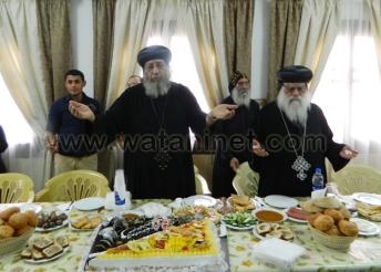 بالصور: البابا يلبس الإسكيم ويلتقى بأساتذة معهد الدراسات  القبطية