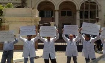 احتجاج أطباء بني مزار وغلق العيادات الخارجية
