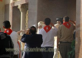 البابا تواضروس يدخل الكاتدرائية لبدء مراسم التجليس
