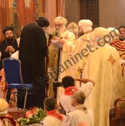 بالصور تلبيس البابا تواضروس الملابس البطريركية