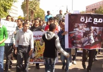 أسيوط تنزف وشباب الإخوان يتظاهرون بجامعة المنيا لنصرة غزة