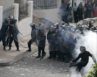 أشتباكات أمام مديرية أمن الأسكندرية بين الشرطة والمتظاهرين ….