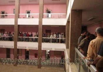 المئات من عمال تراست بالسويس يتظاهرون ويقتحمون مبنى المحافظة