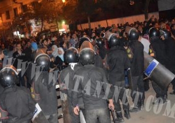 بالصور  و الفيديو:انقسام الشارع المصرى بين مؤيد و معارض أمام دار القضا