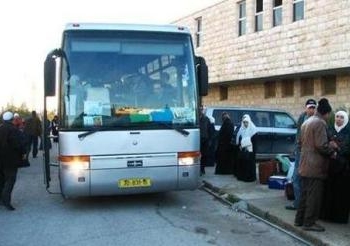إسرائيل تمنع الفلسطينيين من السفر بحافلات مع ركاب إسرائيليين