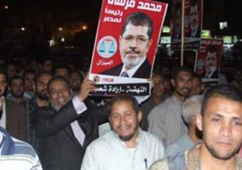 العشرات من أعضاء الجماعة الإسلامية والدعوة السلفية  ينظمون مسيرة مؤيدة