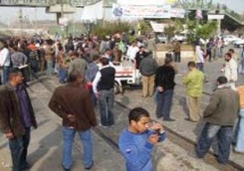 للمرة الثانية خلال يوم واحد .. تجمهر أهالي بأحد قري المنيا أمام مزلقان