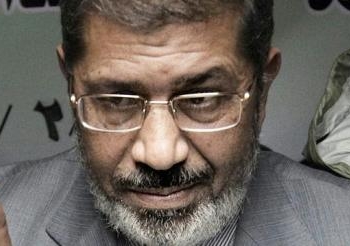 اشتباكات بين الأمن والمتظاهرين تجبر الرئيس على مغادرة قصر الرئاسة