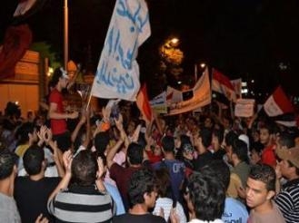 الثوار يحمون سيارات الشرطة بعد هروب قوات الأمن