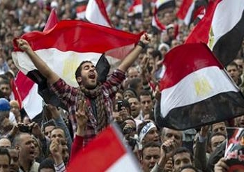 مسيرتان واحتشاد المتظاهرين حتي الآن لليوم الثاني علي التوالي