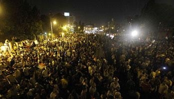 متظاهرون يتخطون الحواجز الخرسانية أمام الاتحادية ويحاولون تسلق الأبواب