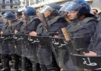 أمن المنيا يشكل حاجز فاصل من عساكر الأمن المركزي وناقلات الجنود