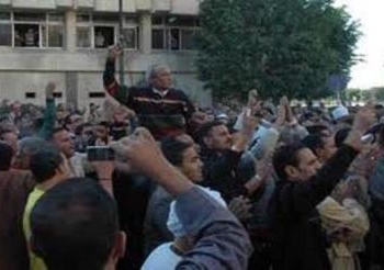 طلاب المعارضة يهتفون ضد وقفات طلاب الإخوان التى تؤيد مرسى