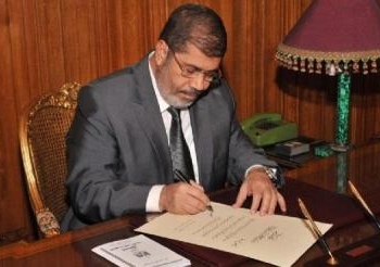 مرسي يوقع على مرسوم إنفاذ دستور مصر الجديد