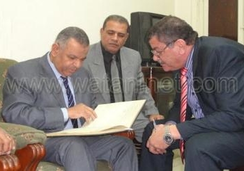 خلال تهنئته بأعياد الميلاد …محافظ المنيا يطالب مسئولي جمعيتي