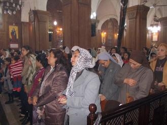 بالصور.. الأقباط يصلون ليلة الميلاد برغم برودة الطقس