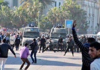 تكسير عربية أمن مركزي فى الاسكندرية الآن