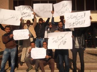 محصلو ” سيتي جاز ” بالسويس يحتجون أمام الديوان العام للمطالبة بالتعيين