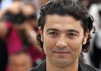الفنان خالد النبوي وسفير الهند يسلمان جوائز مسابقة غاندى