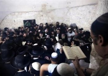 ألف مستوطن يقتحمون مقام يوسف في نابلس