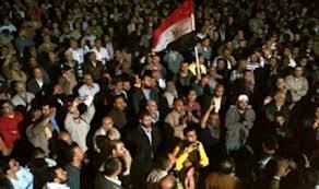 المتظاهرون يقطعون سكك حديد سيدي جابر الترام وشارع المشير بالإسكندرية