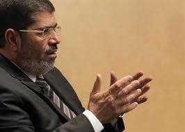 مرسي يفوض محافظي مدن القناة لتحديد ساعات حظر التجول والغائها
