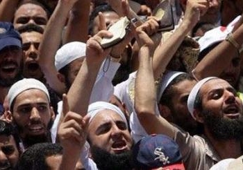 فض مظاهرة للتيارات الثورية بعد تطويقها من أنصار الإسلام السياسي