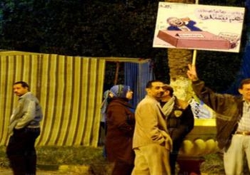 المتظاهرون أمام ديوان محافظة بور سعيد تطالب بندب قاضى