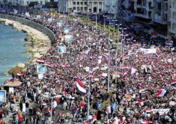 مسيرات بالأكفان بالسويس وفي الأسكندرية  حشود هائلة  في جمعة الخلاص