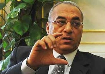 بعد حصار المتظاهرين لها وقطع طريق الكورنيش: