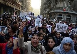 المئات من سيدات مصر يشاركن فى مظاهرة “الشارع لنا”