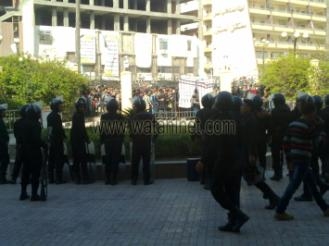 الثوار يحاصرون مبنى محافظة كفرالشيخ وسط  وجود  أمنى مكثف