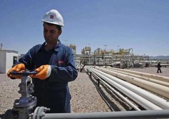 عشائر عراقية تقطع الطريق أمام موظفي شركات تراخيص نفطية